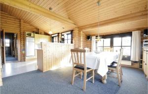 Restavracija oz. druge možnosti za prehrano v nastanitvi Nice Home In Fjerritslev With Sauna