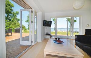 sala de estar con vistas al océano en 5 Bedroom Nice Home In Torrig L, en Kragenæs