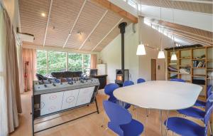 エーベルトフトにあるStunning Home In Ebeltoft With Sauna, Wifi And 3 Bedroomsのキッチン(コンロ、テーブル、椅子付)