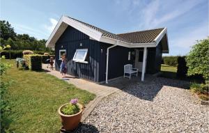 オテルプにあるAmazing Home In Otterup With Wifiの青小屋