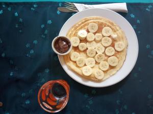 een bord wafels met bananen en chocoladesaus bij Baan Kiao in Haad Yao