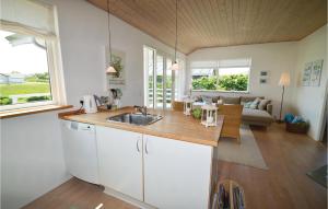 cocina con fregadero y sala de estar. en Amazing Home In Lundby With 2 Bedrooms And Wifi, en Svinøvester