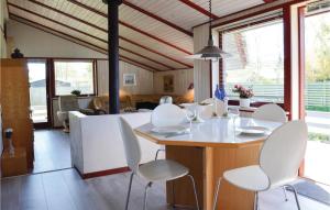 une salle à manger avec des chaises blanches et une table dans l'établissement Lovely Home In Dronningmlle With Wifi, à Dronningmølle