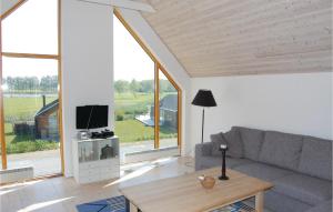 sala de estar con sofá y mesa en Nice Home In Stubbekbing With 3 Bedrooms, en Stubbekøbing
