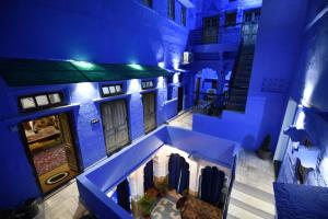 una vista aérea de un edificio azul por la noche en Jaswant Bhawan The Heritage Haveli, en Jodhpur
