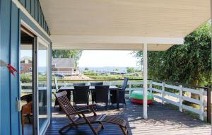 patio con sedie e tavolo su una terrazza di Amazing Home In Hejls With Kitchen a Hejls
