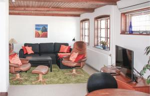 SpodsbjergにあるNice Home In Rudkbing With Kitchenのリビングルーム(ソファ、椅子、テレビ付)