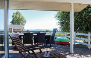 una terrazza con sedie e un tavolo con vista di Amazing Home In Hejls With Kitchen a Hejls