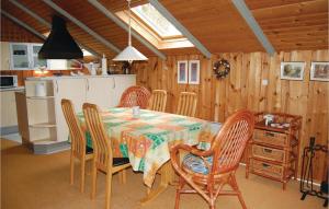 eine Küche und ein Esszimmer mit einem Tisch und Stühlen in der Unterkunft Stunning Home In Oksbl With Kitchen in Oksbøl
