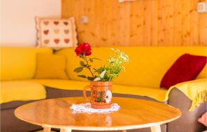 Posezení v ubytování Cozy Home In Prezid With Wifi
