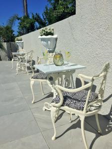 格拉鮑的住宿－Villa Eike，庭院里摆放着白色的桌椅
