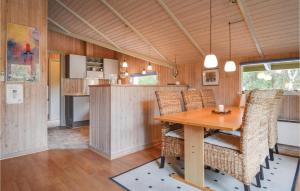 BolilmarkにあるBeautiful Home In Rm With 3 Bedrooms, Sauna And Wifiのキッチン、ダイニングルーム(テーブル、椅子付)