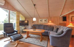 BolilmarkにあるBeautiful Home In Rm With 3 Bedrooms, Sauna And Wifiのリビングルーム(ソファ、テーブル、椅子付)