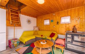 Posezení v ubytování Cozy Home In Prezid With Wifi