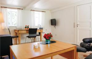 una sala de estar con una mesa con flores. en Beautiful Home In Christiansfeld With Wifi en Christiansfeld