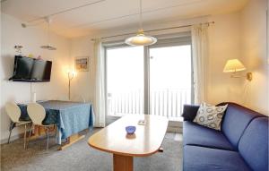 サンヴィにあるStrandpromenadenのリビングルーム(青いソファ、テーブル付)