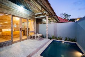 a house with a swimming pool and a bedroom at Lembongan summer in Nusa Lembongan