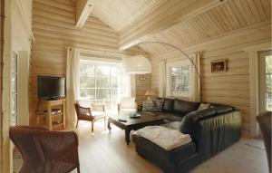 BalkeにあるNice Home In Nex With 3 Bedrooms, Sauna And Wifiのリビングルーム(革張りのソファ、テーブル付)