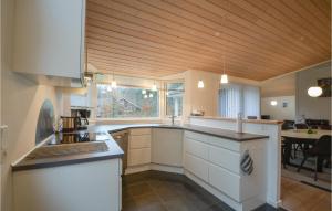 Kuchyň nebo kuchyňský kout v ubytování Holiday Home Fløden Xi