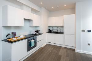 Virtuvė arba virtuvėlė apgyvendinimo įstaigoje St Albans City Apartments - Near Luton Airport and Harry Potter World