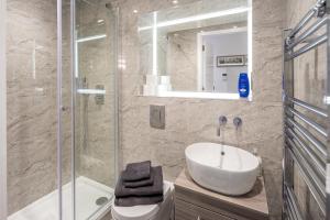 Et badeværelse på St Albans City Apartments - Near Luton Airport and Harry Potter World