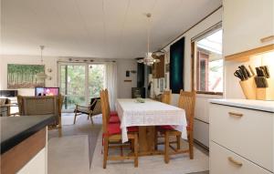uma cozinha e sala de jantar com mesa e cadeiras em Awesome Home In Hadsund With Wifi em Helberskov