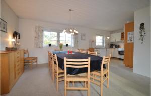 Bøtø ByにあるNice Home In Vggerlse With Saunaのキッチン、ダイニングルーム(テーブル、椅子付)