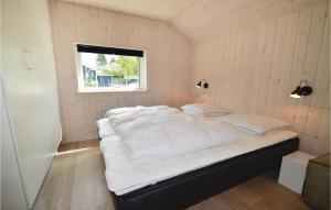 Ένα ή περισσότερα κρεβάτια σε δωμάτιο στο Amazing Home In Rødby With Sauna