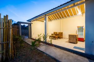 a house with a patio with a table at Lembongan summer in Nusa Lembongan