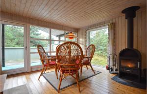 Fotografie z fotogalerie ubytování Three-Bedroom Holiday Home With A Fireplace In Rømø v destinaci Bolilmark + 13 fotografií