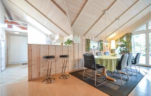 ロモ・キルケビーにあるStunning Home In Rm With Saunaのキッチン、ダイニングルーム(テーブル、椅子付)