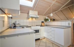 Kuchyň nebo kuchyňský kout v ubytování Holiday Home Romo 34 With Hot Tub