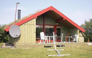 a small wooden cabin with a table and a satellite at 2 Bedroom Lovely Home In Rm in Bolilmark