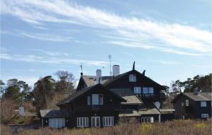 Casa negra grande con puertas y ventanas blancas en Awesome Apartment In Hornbk With House Sea View en Hornbæk