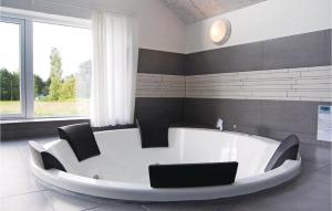 Khu vực ghế ngồi tại Seven-Bedroom Holiday Home Tranekær With A Room Hot Tub 03