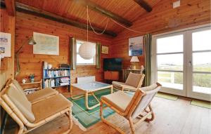 SønderhoにあるNice Home In Fan With House Sea Viewのリビングルーム(椅子2脚、テーブル付)