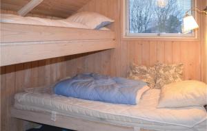 Palanda nebo palandy na pokoji v ubytování 2 Bedroom Amazing Home In Oksbl