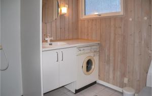 Ένα μπάνιο στο Stunning Home In Oksbl With 2 Bedrooms And Wifi