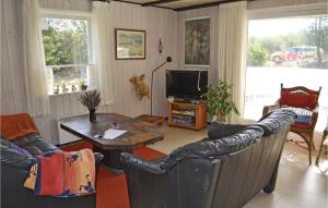 Lønne Hedeにある4 Bedroom Lovely Home In Nrre Nebelのリビングルーム(ソファ、テーブル、テレビ付)