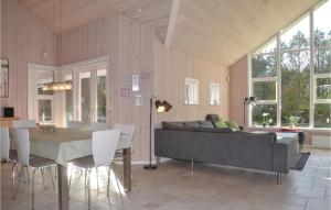 MosevråにあるNice Home In Oksbl With 4 Bedrooms, Sauna And Wifiのリビングルーム(ソファ、テーブル付)