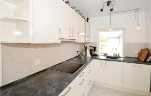 Η κουζίνα ή μικρή κουζίνα στο Holiday Home Kærnebidervej Væggerløse Vi