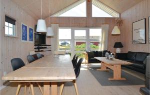 凡島的住宿－Majbo，客厅配有木桌和沙发
