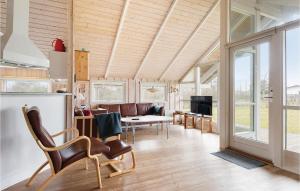 SkovbyballeにあるStunning Home In Sydals With 3 Bedrooms, Sauna And Wifiのリビングルーム(ソファ、テーブル付)