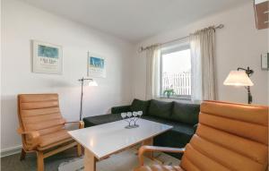 Χώρος καθιστικού στο One-Bedroom Apartment In Allinge