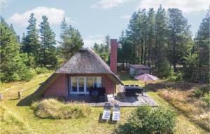 Lønne HedeにあるNice Home In Nrre Nebel With 3 Bedrooms, Sauna And Wifiの茅葺き屋根の小屋