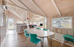 SkovbyballeにあるStunning Home In Sydals With 3 Bedrooms, Sauna And Wifiの小さな家のキッチン・ダイニングルーム