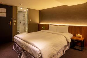 Postel nebo postele na pokoji v ubytování Goodmore Hotel