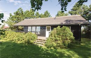 ReersøにあるNice Home In Grlev With 3 Bedroomsの庭に木製のポーチがある小さな家