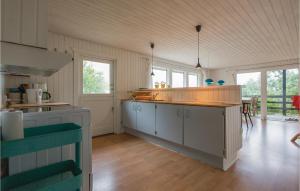 ReersøにあるNice Home In Grlev With 3 Bedroomsの大きな島のある広いキッチンが備わる客室です。