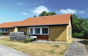 ein kleines gelbes Haus mit orangefarbenem Dach in der Unterkunft Beautiful Home In Nrre Nebel With Wifi in Nymindegab